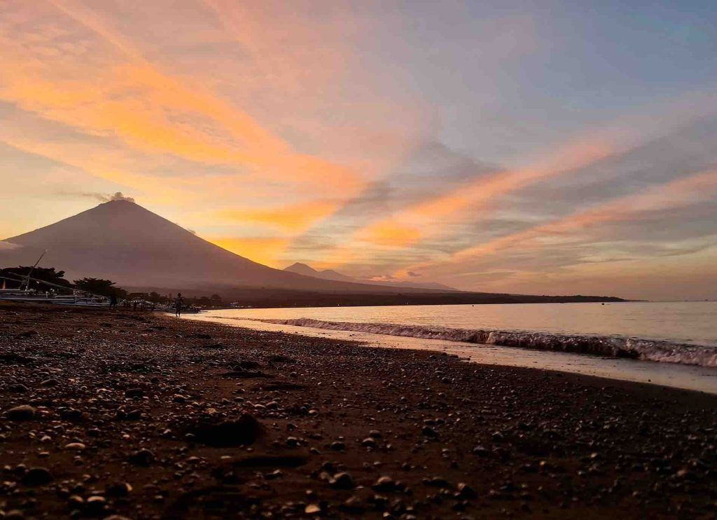 Que hacer en Amed: ver el atardecer con el volcán Agung de fondo
