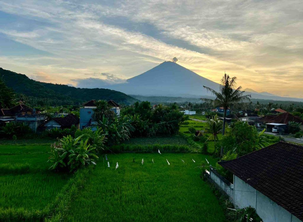 Vistas del volcán Agung desde Tanaya Homestay, Amed (Bali).